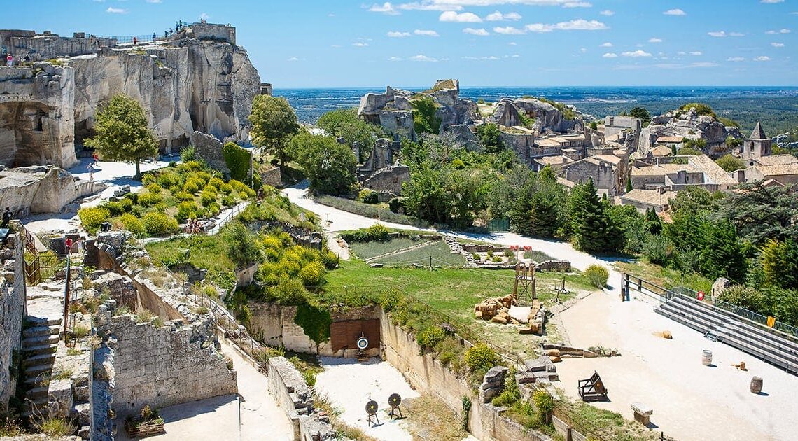Exploring the Picturesque Beauty of Les Baux de Provence: A Traveler’s Guide